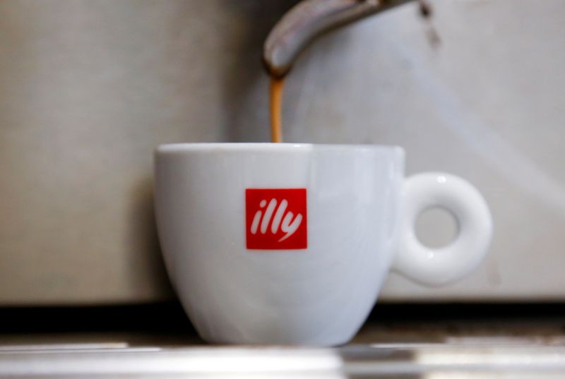 &copy; Reuters. FILE PHOTO: Coffee flows into a Illy cup at a coffee shop in Rome, Italy, May 3, 2016. REUTERS/Alessandro Bianchi
