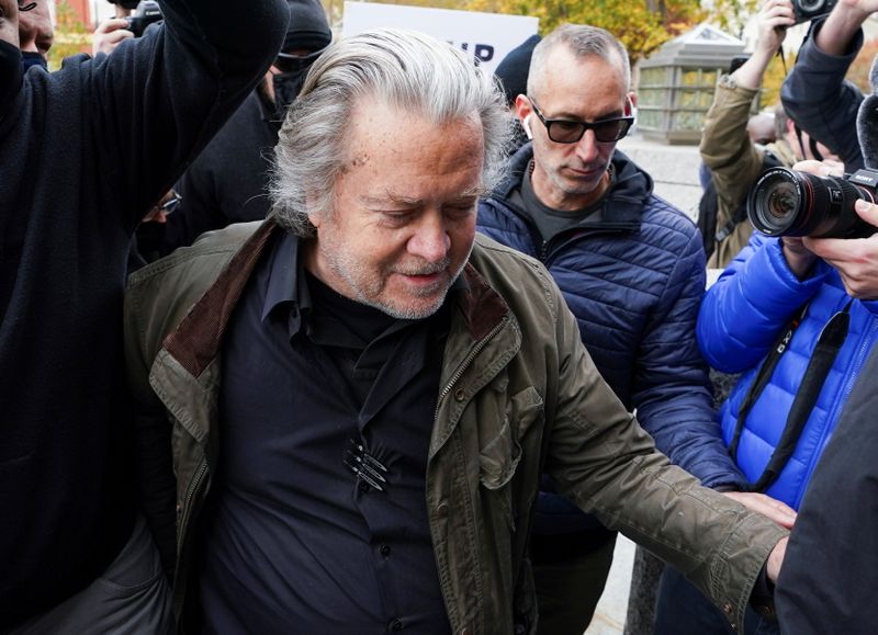 © Reuters. Steve Bannon, talk show host and former White House advisor to former President Donald Trump, arrives at the FBI's Washington field office to turn himself in to federal authorities after being indicted for refusal to comply with a congressional subpoena over the January 6 attacks on the U.S. Capitol in Washington, U.S., November 15, 2021.   REUTERS/Kevin Lamarque