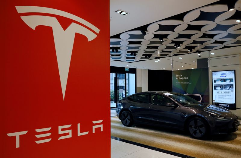 &copy; Reuters. A Tesla model 3 car is seen in their showroom in Singapore October 22, 2021. Picture taken October 22, 2021. REUTERS/Edgar Su