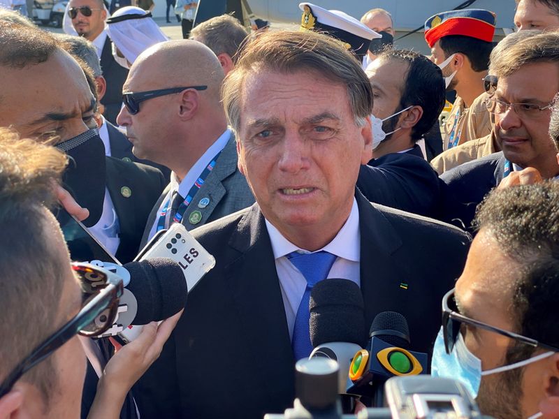 &copy; Reuters. Presidente Jair Bolsonaro fala com a imprensa durante o Dubai Airshow, em Dubai, Emirados Árabes
14/11/2021
REUTERS/Imad Creidi