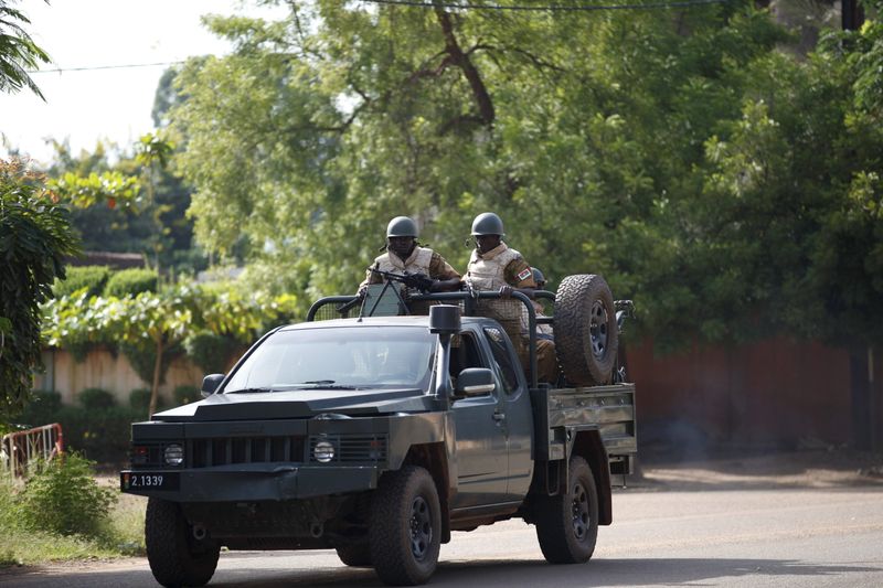 &copy; Reuters. L'attaque perpétrée dimanche par des assaillants armés contre un poste de police dans le nord du Burkina Faso a fait au moins 32 morts, dont 28 officiers de la police militaire et quatre civils, a annoncé lundi le gouvernement, alors qu'un bilan initi