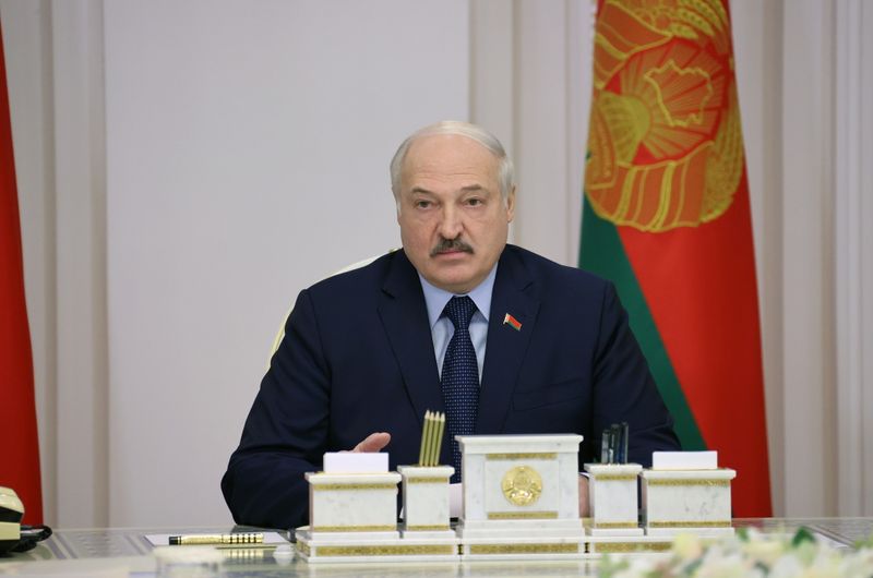 &copy; Reuters. 難民問題に揺れるベラルーシのルカシェンコ大統領（写真）がドイツのメルケル首相と電話会談したと、ベラルーシ国営メディアの記者が１５日、ソーシャルメディアに情報を掲載した。１