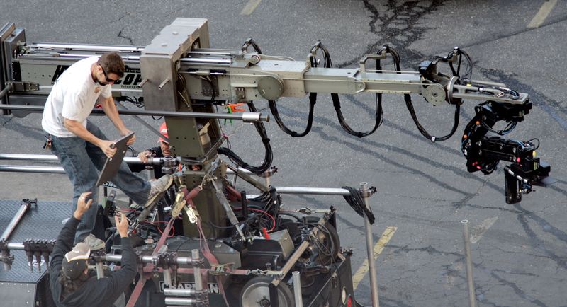 © Reuters. FILE PHOTO: A film crew dismantles equipment after an evening shoot in a parking lot in Los Angeles, California in this August 9, 2009 file photo.  REUTERS/Sam Mircovich