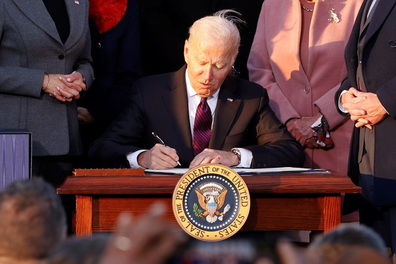 &copy; Reuters. U.S. President Joe Biden signs the "Infrastructure Investment and Jobs Act", on the South Lawn at the White House in Washington, U.S., November 15, 2021. REUTERS/Jonathan Ernst