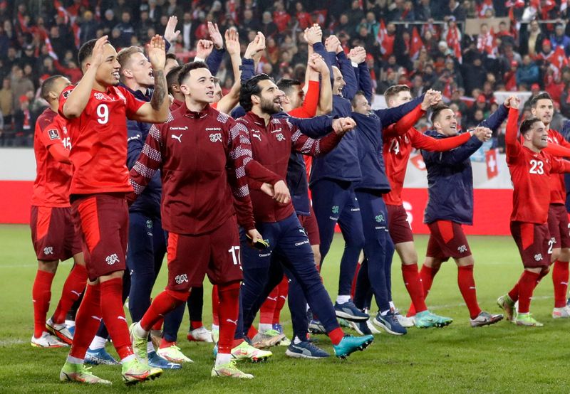 &copy; Reuters. لاعبون بمنتخب سويسرا يحتفلون بالفوز على بلغاريا والتأهل لكأس العالم لكرة القدم يوم الاثنين. تصوير: آرند فيجمان - رويترز 