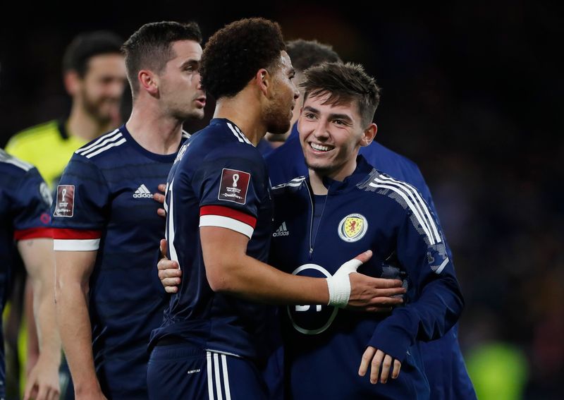 © Reuters. مجموعة من لاعبي اسكتلندا يحتفلون عقب الفوز على الدنمرك ضمن تصفيات كأس العالم لكرة القدم في جلاسجو يوم الاثنين.  تصوير:رويترز.