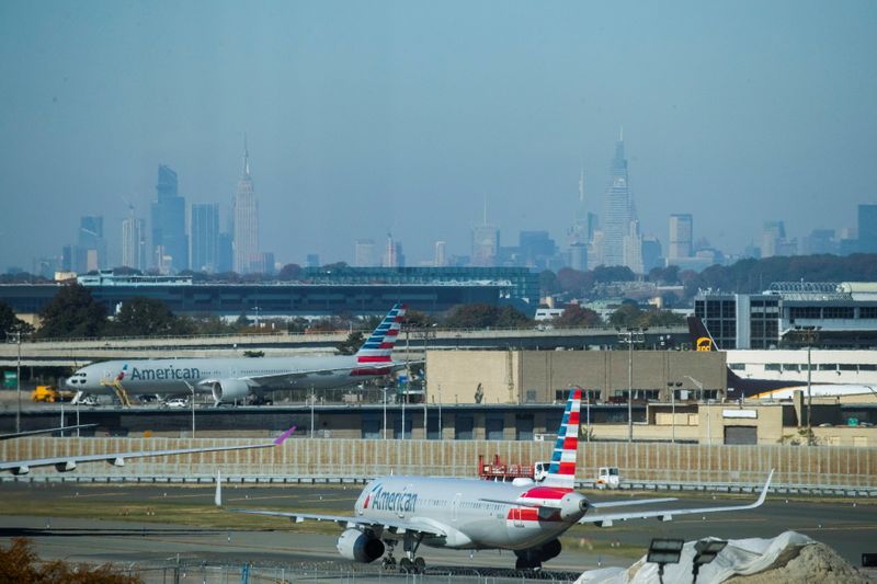 &copy; Reuters. FILE PHOTO: American Airlines planes taxi on the tarmac as the skyline of New York City is seen in the background from the JFK International Airport in New York, U.S.,  November 8, 2021. REUTERS/Eduardo Munoz