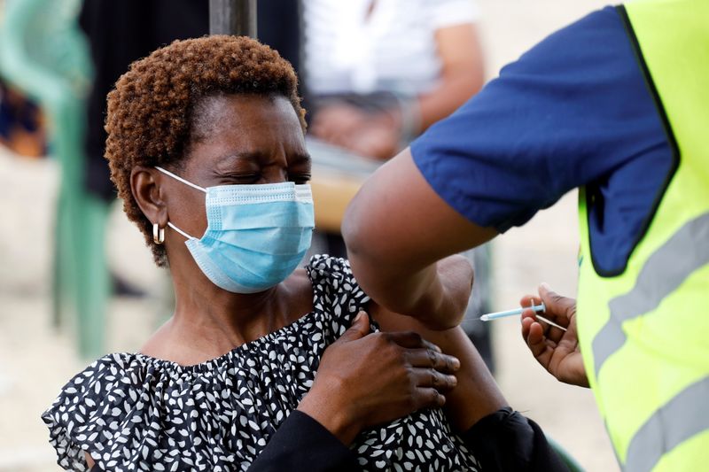 &copy; Reuters. FILE PHOTO: A woman reacts as she receives an AstraZeneca/Oxford coronavirus disease (COVID-19) vaccine, donated to Kenya by the UK government, in Nairobi, Kenya, August 8, 2021. REUTERS/Baz Ratner