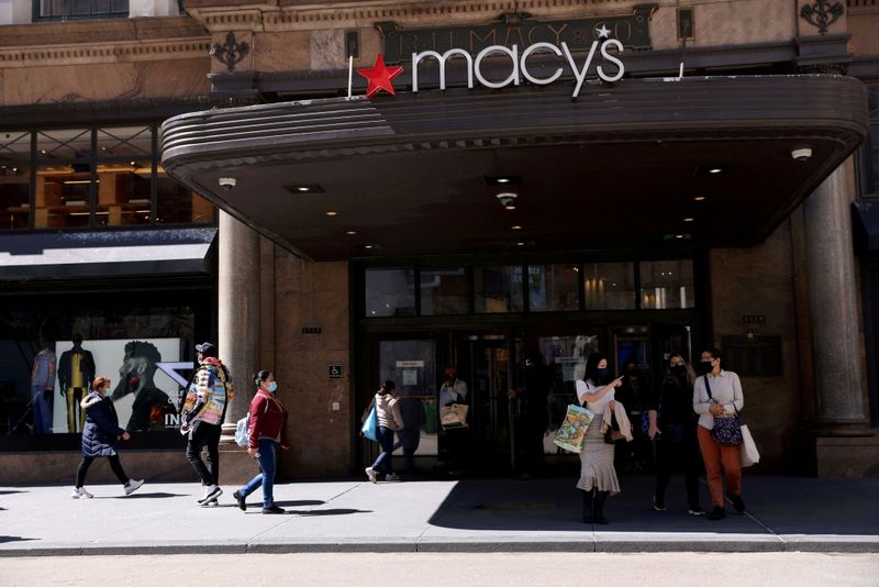 © Reuters. FILE PHOTO: Shoppers are seen outside Macy's in the Manhattan borough of New York City, New York, U.S., March 30, 2021. REUTERS/Caitlin Ochs/File Photo