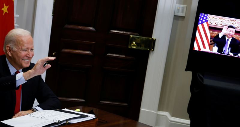 © Reuters. الرئيس الأمريكي جو بايدن يلوح لنظيره الصيني شي جين بينغ أثناء اجتماع افتراضي من البيت الأبيض في واشنطن يوم الاثنين. تصوير:رويترز.