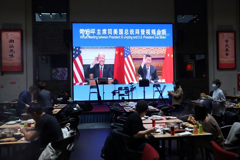 &copy; Reuters. 　１１月１６日、中国の習近平国家主席はバイデン米大統領との初の米中首脳オンライン会談で、バイデン氏を「老朋友（古い友人）」と呼び掛けあいさつしたが、これはバイデン氏がかつ