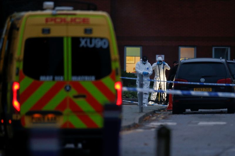 © Reuters. Sur les lieux de l'explosion. La police britannique a identifié le suspect à l'origine de l'explosion d'un taxi survenue dimanche près d'un hôpital de Liverpool, dans le nord de l'Angleterre, et considérée comme un événement terroriste. /Photo prise le 15 novembre 2021/REUTERS/Ed Sykes