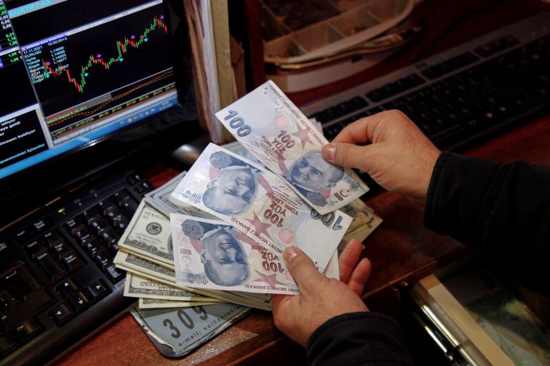 &copy; Reuters. شخص يقوم يتغيير عملة من الليرة التركية في مكتب تغيير العملات في أنقرة يوم 11نوفمبر تشرين الثاني 2021. تصوير: كاجلا غوردوجان. رويترز.