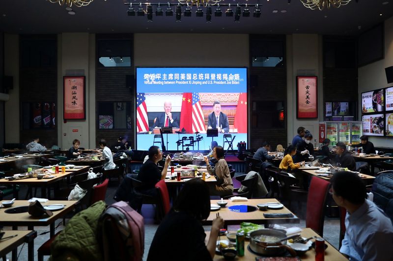 © Reuters. A screen shows Chinese President Xi Jinping attending a virtual meeting with U.S. President Joe Biden via video link, at a restaurant in Beijing, China November 16, 2021. REUTERS/Tingshu Wang