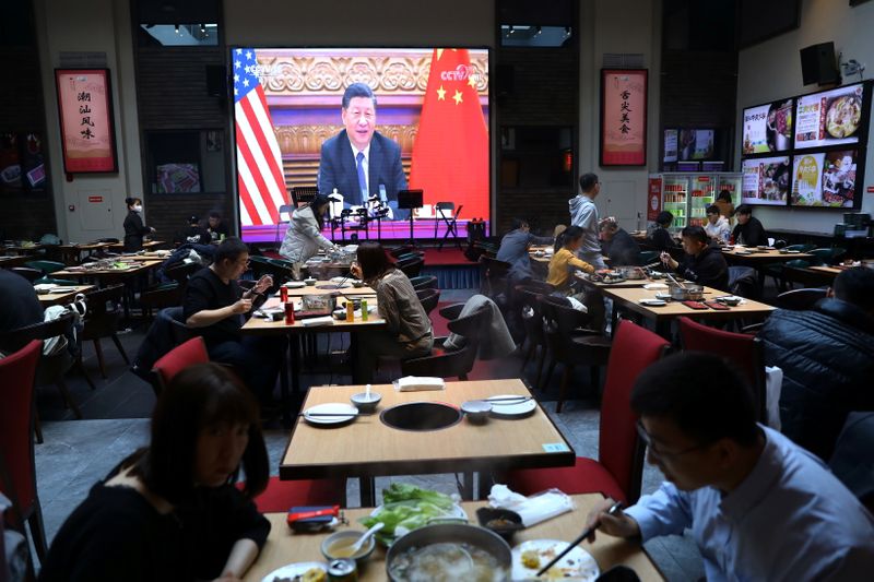 &copy; Reuters. A screen shows Chinese President Xi Jinping attending a virtual meeting with U.S. President Joe Biden via video link, at a restaurant in Beijing, China November 16, 2021. REUTERS/Tingshu Wang