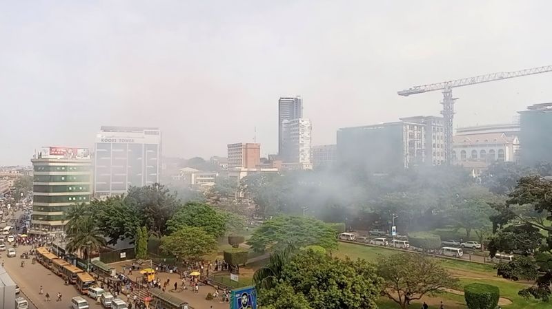 © Reuters. دخان متصاعد بالقرب من موقعي انفجارين بالعاصمة الأوغندية كمبالا يوم الثلاثاء في صورة من مقطع مصور من وسائل التواصل الاجتماعي. حصلت رويترز على الصورة من طرف ثالث. (يحظر إعادة بيع الصورة أو الاحتفاظ بها في الأرشيف).
