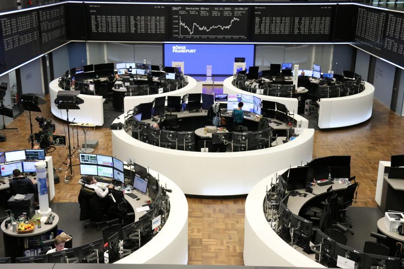 &copy; Reuters. شاشة تعرض رسما توضيحيا لمؤشر داكس الألماني في بورصة فرانكفورت في العاشر من نوفمبر تشرين الثاني 2021 - رويترز.