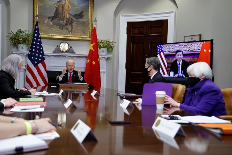 &copy; Reuters. El presidente de Estados Unidos, Joe Biden, con el secretario de Estado, Antony Blinken, y la secretaria del Tesoro, Janet Yellen, habla virtualmente con el dirigente chino Xi Jinping desde la Casa Blanca en Washington, Estados Unidos, el 15 de noviembre 