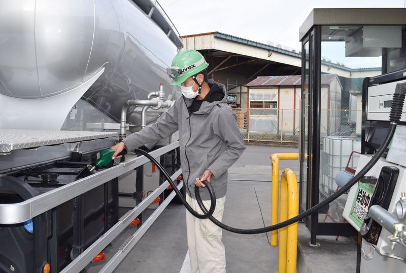 &copy; Reuters.   １１月１６日、経済産業省は原油高騰に対し、時限的・緊急的な激変緩和措置を検討していることを明らかにした。写真は４日、長野市内でタンクローリーに燃料の軽油を給油する長野運