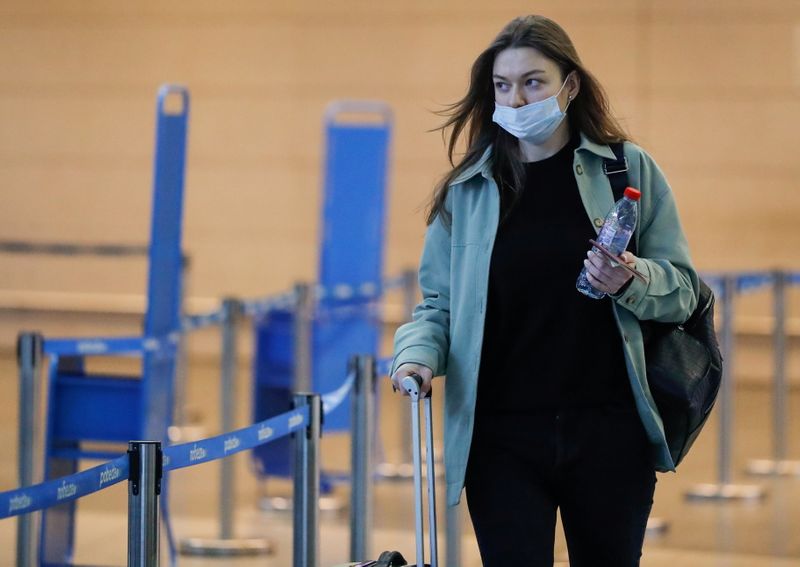 &copy; Reuters. Mulher usando máscara de proteção caminha na área de embarque do aeroporto de Vnukovo, em Moscou
30/12/2020 REUTERS/Evgenia Novozhenina
