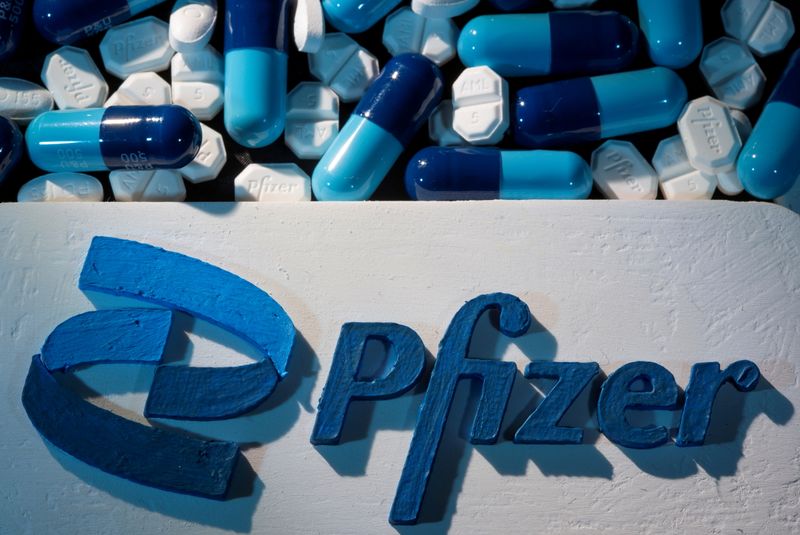 &copy; Reuters. Logo da Pfizer ao lado de comprimidos fabricados pela farmacêutica em foto de ilustração
29/09/2021 REUTERS/Dado Ruvic