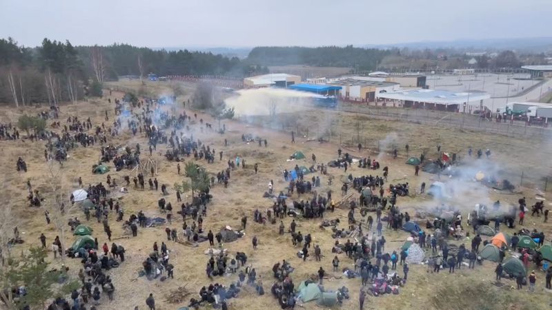 &copy; Reuters. Imagem de vídeo mostra fronteira Belarus-Polônia em que forças de segurança polonesas usam canhões de água no posto de controle de Bruzgi-Kuznica, na região de Grodno, Belarus 
16/11/2021 Belarusian Telegraph Agency (BelTA)/ via REUTERS 