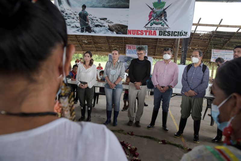 &copy; Reuters. Jueces de la Corte Constitucional se dirigen a las comunidades originarias de la Amazonía en Ecuador para dirimir conflictos sobre extracción de hidrocarburos y metales en sus territorios, en una histórica audiencia en Sinangoe. Noviembre 15, 2021. REU