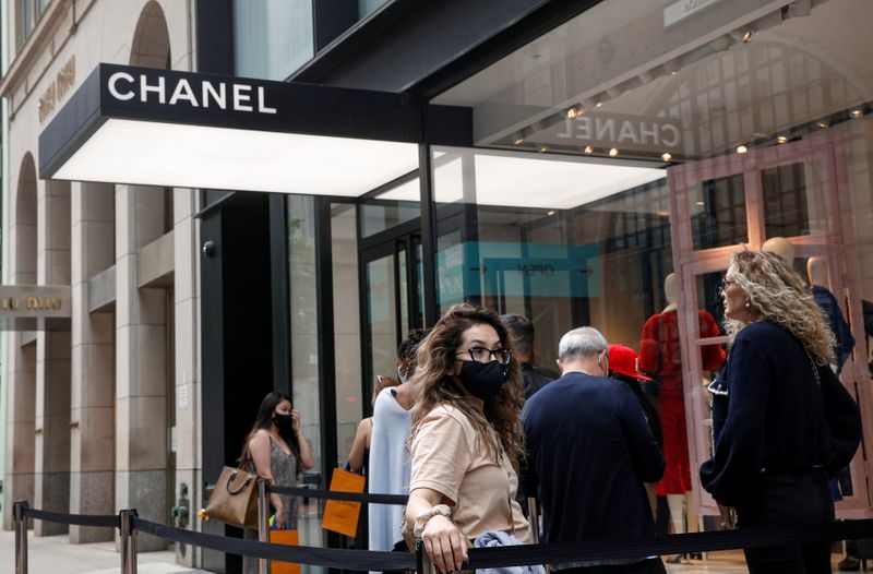 &copy; Reuters. FILE PHOTO: Shoppers wait in line to enter the Chanel store on 57th St in New York City, U.S., May 24, 2021.  REUTERS/Brendan McDermid