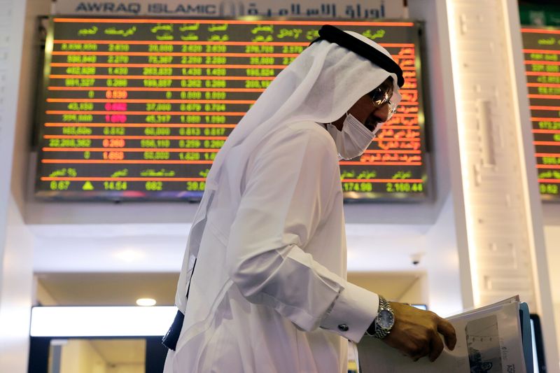 &copy; Reuters. مستثمر في بورصة دبي وفي الخلفية شاشات تعرض أسعار الأسهم. صورة من أرشيف رويترز.