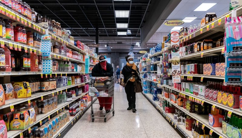 © Reuters. Consumidores em supermercado usando máscaras para ajudar a retardar a disseminação da Covid-19, no norte de St. Louis, Missouri, EUA, 4 de abril de 2020. REUTERS/Lawrence Bryant