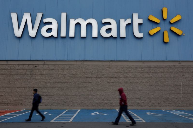 © Reuters. Men walk past the logo of Walmart outside a store in Monterrey, Mexico February 12, 2018. Picture taken February 12, 2018. REUTERS/Daniel Becerril