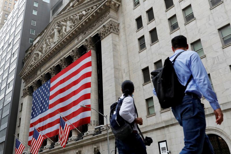 © Reuters. La Bourse de New York est en hausse mardi dans les premiers échanges. L'indice Dow Jones gagne 0,36% et le Standard & Poor's 500, plus large, progresse de 0,24%. Le Nasdaq Composite prend 0,17%. /Photo prise le 9 août 2021/REUTERS/Andrew Kelly