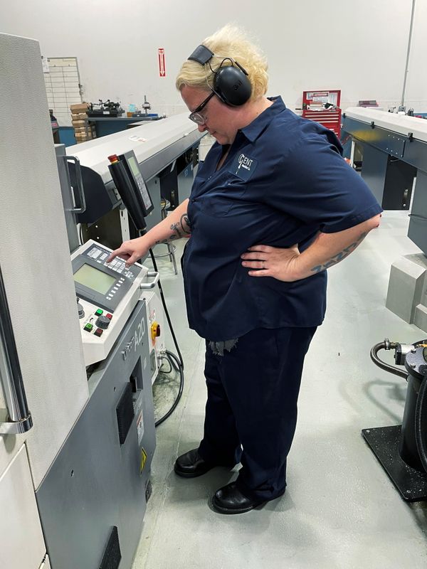 &copy; Reuters. عاملة تقوم بتشغيل ماكينات لتقطيع المعادن في مصنع في كليفلاند بولاية أوهايو الأمريكية يوم 26 مايو أيار 2021. تصوير: تيموثي أبيل - رويترز.