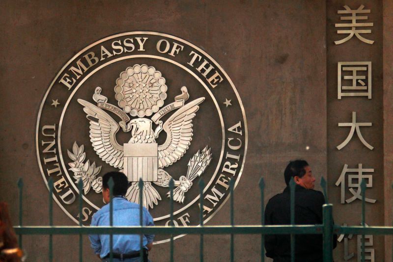 &copy; Reuters. 米国と中国が互いのジャーナリストに対する制限措置を緩和する方針で合意したと、チャイナ・デーリーが１６日、中国外務省筋の情報として報じた。２０１１年５月、北京の米大使館前で
