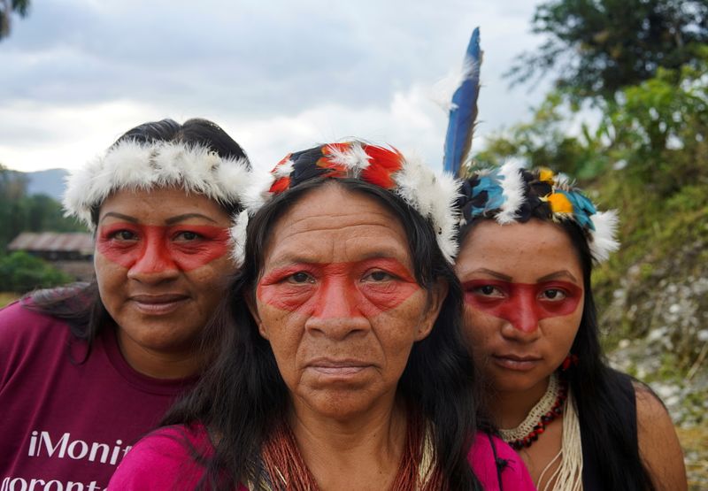 &copy; Reuters. Índigenas do Equador posam para foto antes de receberem juízes que viajaram ao coração da Amazônia para ouvir comunidades locais
15/11/2021
REUTERS/Johanna Alarcon