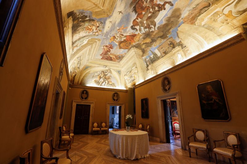 &copy; Reuters. منظر عام يُظهر غرفة مع لوحات جدارية على السقف في فيلا أورورا في روما يوم 16 نوفمبر 2021. تصوير: ريمو كاسيلي - رويترز