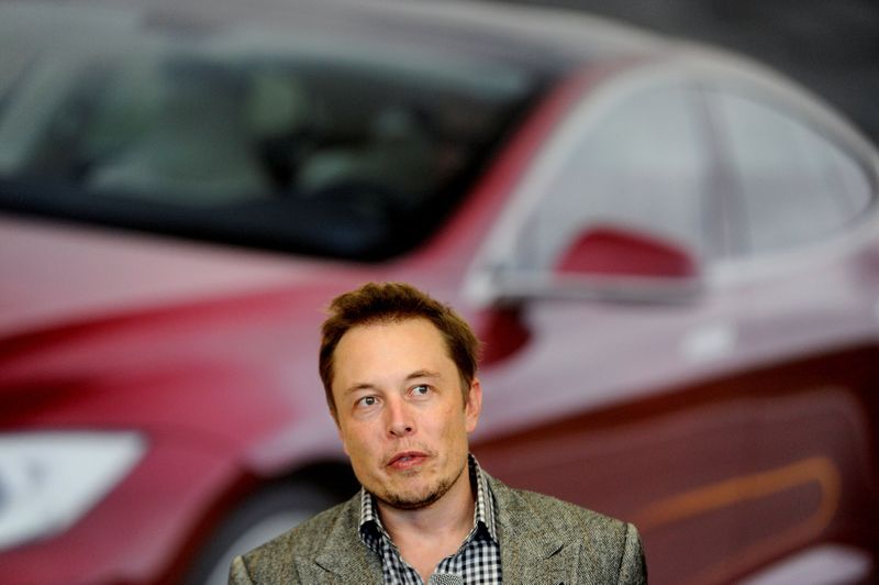 © Reuters. FILE PHOTO: Tesla Chief Executive Office Elon Musk speaks at his company's factory in Fremont, California, June 22, 2012, as the car company began delivering its Model S electric sedan. REUTERS/Noah Berger