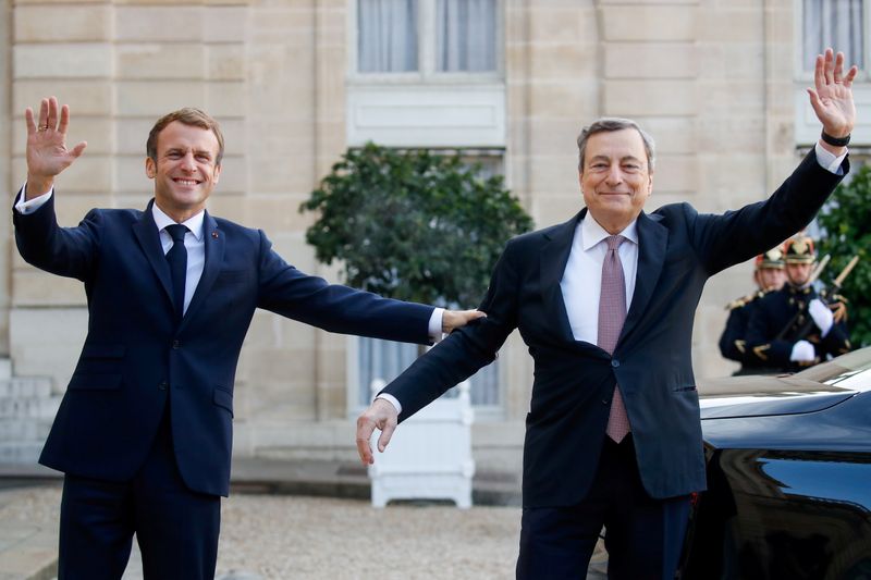&copy; Reuters. رئيس وزراء إيطاليا ماريو دراجي (الى اليمين) والرئيس الفرنسي إيمانويل ماكرون في باريس يوم 12 نوفمبر تشرين الثاني 2021. تصوير: جونزالو فينتس - روي