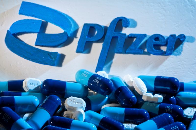 &copy; Reuters. FILE PHOTO: A 3D printed Pfizer logo is placed near medicines from the same manufacturer in this illustration taken September 29, 2021. REUTERS/Dado Ruvic/Illustration