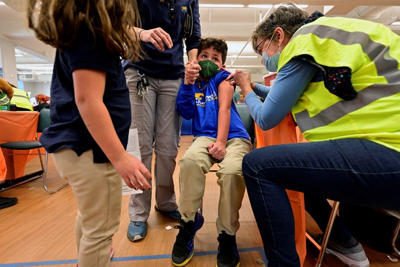 &copy; Reuters. FILE PHOTO: A child reacts while receiving a dose of the Pfizer-BioNTech coronavirus disease (COVID-19) vaccine at Smoketown Family Wellness Center in Louisville, Kentucky, U.S., November 8, 2021. REUTERS/Jon Cherry