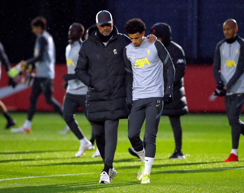 &copy; Reuters. مدرب ليفربول يورجن كلوب مع اللاعب كيرتس جونز أثناء مران في ليفربول بانجلترا يوم 2 نوفمبر تشرين الثاني 2021. تصوير: جايسون كيرندوف - رويترز.