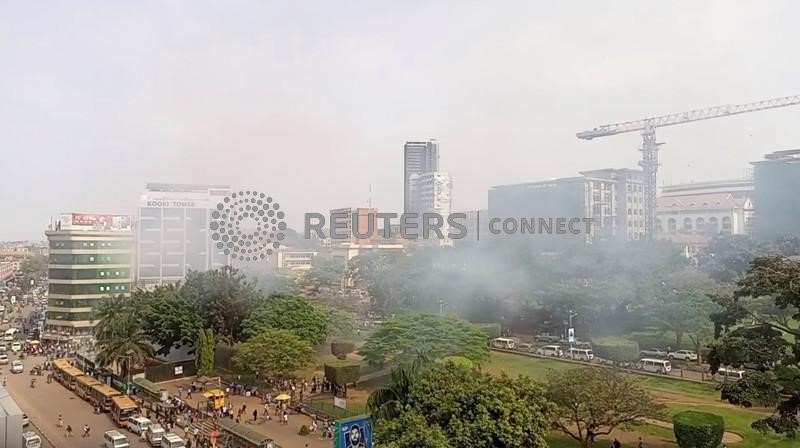 &copy; Reuters. Fumaça perto de local de explosões em Kampala
16/11/2021
Ssenyonyo Umaru/via REUTERS