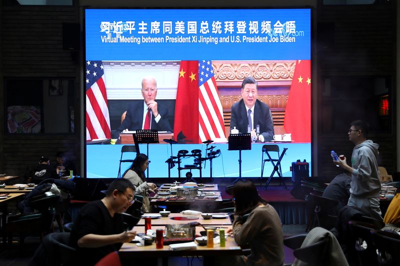 &copy; Reuters. Tela em restaurante de Pequim mostra imagem de encontro virtual entre Biden e Xi
16/11/2021
REUTERS/Tingshu Wang