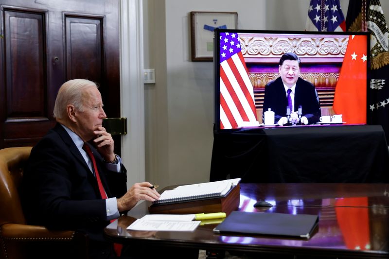 &copy; Reuters. الرئيس الأمريكي جو بايدن ونظيره الصيني شي جين بينغ أثناء محادثاتهم في اجتماع عن بعد في البيت الأبيض ببواشنطن يوم الاثنين تصوير: جوناثان إرن