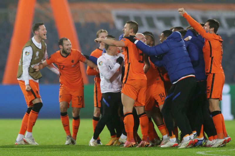&copy; Reuters. لاعبون من منتخب هولندا يحتفلون بالتأهل إلى نهائيات كأس العالم 2022 لكرة القدم بعد الفوز على النرويج في روتردام يوم الثلاثاء. تصوير: باسكال روس
