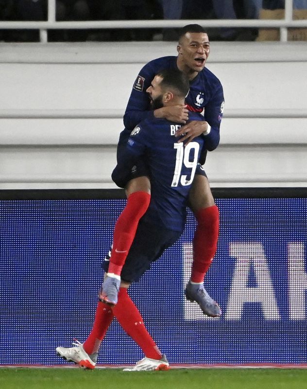 &copy; Reuters. كريم بنزيمة لاعب فرنسا (بالقميص رقم 19) يحتفل مع كيليان مبابي بتسجيل الهدف الأول أمام فنلندا في تصفيات كأس العالم لكرة القدم يوم الثلاثاء. (صو