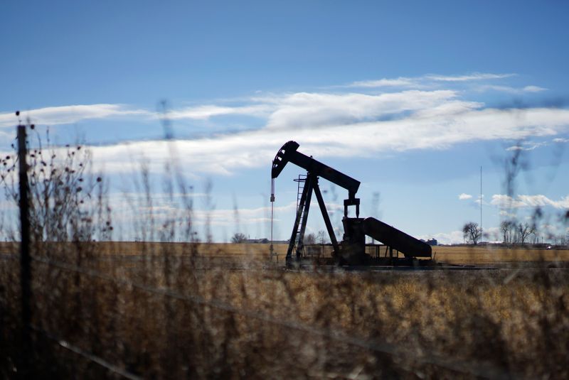 بيانات معهد البترول تظهر ارتفاع مخزونات النفط الأمريكية وهبوط مخزونات البنزين الأسبوع الماضي