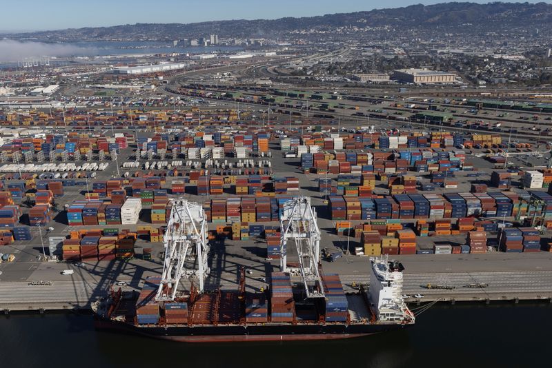 © Reuters. FILE PHOTO: Shipping containers are unloaded from ships at a container terminal at the port of Oakland, California, U.S., October 28, 2021. REUTERS/Carlos Barria