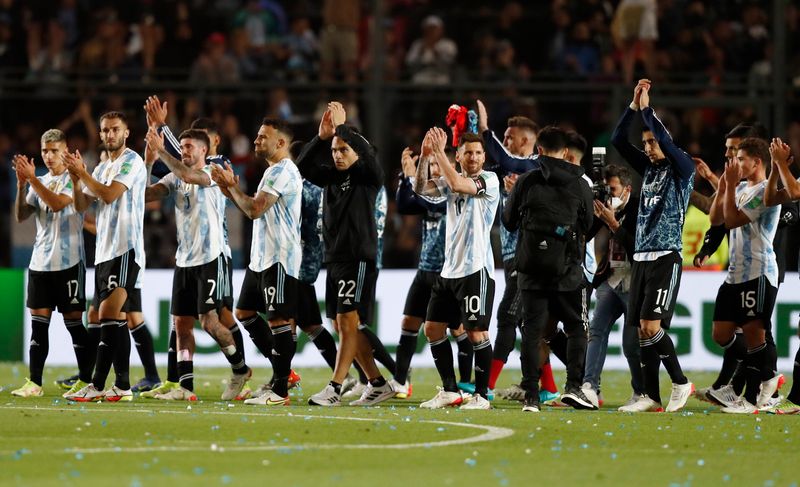 © Reuters. لاعبو منتخب الأرجنتين يصفقون للجماهير عقب مباراة البرازيل ضمن تصفيات كأس العالم في سان خوان بالأرجنتين يوم الثلاثاء. تصوير:رويترز.