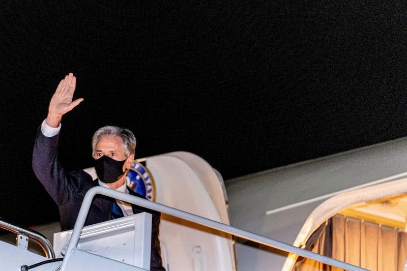 &copy; Reuters. وزير الخارجية الأمريكي أنتوني بلينكن يستقل الطائرة من قاعدة أندروز الجوية بولاية ماريلاند الأمريكية يوم الثلاثاء في طريقه لمطار جومو كيني